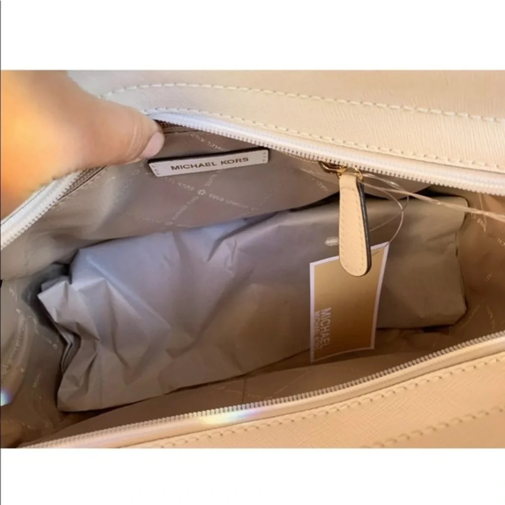 Michael kors Selma satchel bag+ keychain set